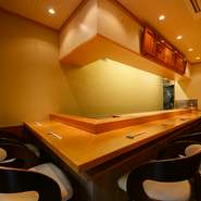 昭和の町寿司をリノベーションしたような店内は、どこか懐かしさと温かみを感じさせてくれます。小ぢんまりとした空間が心地よく、カウンター席では隣同士の距離も近く、自然と会話が弾む雰囲気です。