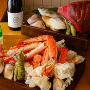 オーナーの長年の人望により開拓された独自ルートがあり、厳選された素材が毎日届きます。北海道ぼうずぎんぽ・オオカミうお・活〆生ほっけ・鹿島はまぐりなど、東京では入手困難な魚介類が堪能できます。