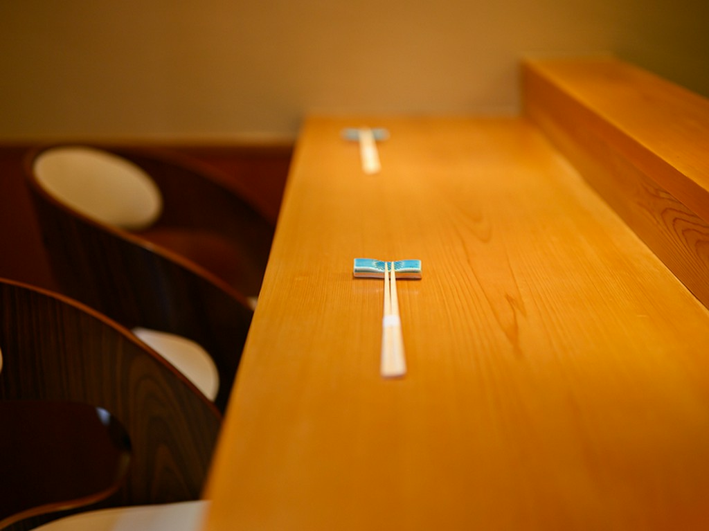 落ち着いた空間で楽しむ江戸前鮨。カウンター席で大人デート