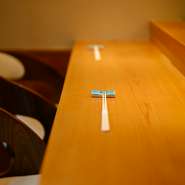 落ち着きのある店内には、9席のカウンター席が用意されています。記念日デートはもちろん、普段使いにもオススメの空間です。横並びの距離が二人には心地よく、落ち着いた雰囲気の中、江戸前鮨を楽しめます。