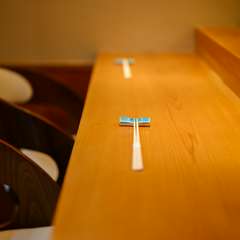 落ち着いた空間で楽しむ江戸前鮨。カウンター席で大人デート