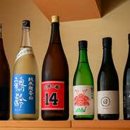 オーナー自身が吟味した、鮨と和食に合う日本酒を用意。数種類が用意されているので、好みに合わせてセレクトできます。季節ごとの限定酒も取り入れながら、さまざまな和のマリアージュに酔いしれることができます。