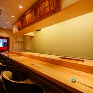 店内には、落ち着いた雰囲気で過ごせる木目調のカウンター席を完備。一人での利用では、カウンター越しに店主と会話を楽しめます。国内旅行者やインバウンドにもオススメの店になっています。