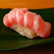 江戸時代から続く豊洲市場の老舗「天然まぐろ大善」から仕入れる天然まぐろ。その日一番良いものを厳選し仕入れています。奥行きのある旨みが強い赤酢を使ったシャリを使用し、見た目の美しさにも心奪われる一品。