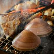 厳選した旬魚や地魚を、ゲストの目の前で焼き上げる『ろばた焼き』。旬魚や地魚のジューシーな旨みをそのままに、炭火で丁寧に焼き上げています。こだわりの地酒とのハーモニーも抜群です。