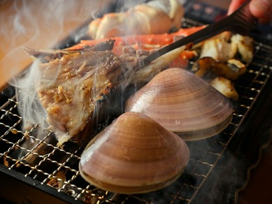 芳醇な炭火焼きの香りがたまらない。ゲストの目の前で、旬魚や地魚を焼き上げる『ろばた焼き』