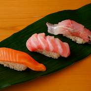 厳選した旬の魚介の3種盛り合わせ。鮮度抜群の味わいと歯ごたえを満喫できる逸品です。色彩豊かな組み合わせは美しく、視覚でも楽しませてくれます。ぜひ賞味あれ。