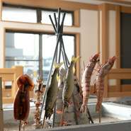 お一人様の楽しさも【酔処　朧】の醍醐味。カウンター席ではいろりで食材たちを焼き上げる様子を眺めつつ一杯楽しめます。スタッフとのコミュニケーションも気軽に交わせる距離感も魅力です。