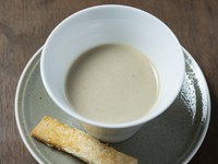 まずは食事を始める前の準備運動として、滑らかな舌触りのスープを提供。コースの開幕を告げる『始まりの一口』です。