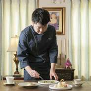 料理人自ら接客を行うことで、料理の説明をするだけでなく、ゲストの表情や反応を間近にできると、佐藤氏。より確かな食の一時を提供するため、現在の予約制のスタイルに辿り着きました。
