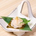 白エビを丁寧に手捌きしご提供