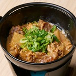 自慢の出汁が沁み込む牛すじになります