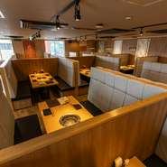 家族連れで気兼ねなく足を運べる焼肉店。小さなお子様から大人まで満足できる、多彩なメニューを用意。店内も広々と快適に焼肉を楽しめるため、家族の団欒にもオススメです。