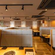 店内は全76席。清潔感のある内装に、各席ごとのスペースも広々。友人、デート、家族連れと、利用シーンを限定せず、さまざまなシチュエーションに対応できます。