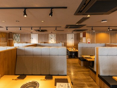 シチュエーションを選ばない、全76席の店内