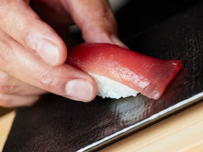 独自開発の製法で、江戸前鮨の本質を現代に蘇らせる