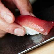 江戸時代、冷蔵庫も氷もなかった時代の“鮨の保存技術”。その精神を受け継ぎつつ、現代技術を融合し、独自開発の製法で、地魚や旬魚をベストな状態で熟成・凍結しています。本格的な江戸前鮨を年間を通じて提供。