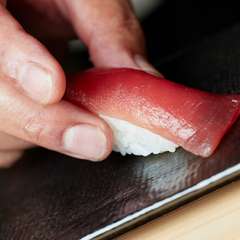 独自開発の製法で、江戸前鮨の本質を現代に蘇らせる