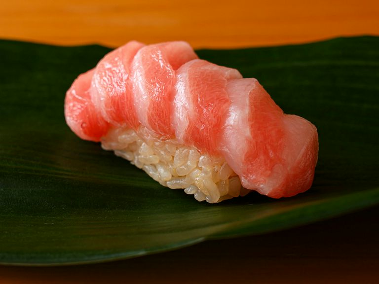 江戸時代から続く豊洲市場の老舗から届く天然まぐろ。見た目の美しさに心奪われる『天然まぐろ 大とろ』