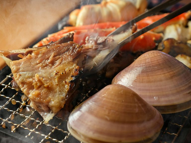 芳醇な香りがたまらない。ゲストの目の前で、旬魚や地魚を焼き上げる『ろばた焼き』