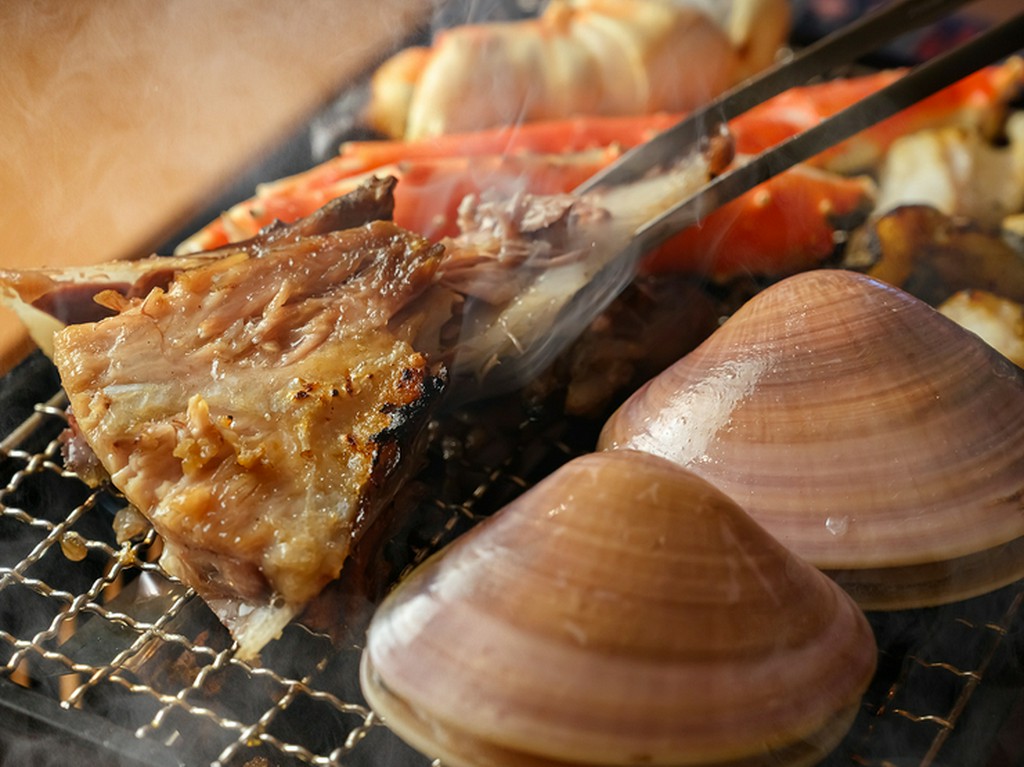 芳醇な香りがたまらない。ゲストの目の前で、旬魚や地魚を焼き上げる『ろばた焼き』
