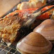 厳選した旬魚や地魚を、ゲストの目の前で焼き上げる『ろばた焼き』。ジューシーな旨みをそのままに、丁寧に焼き上げています。こだわりの地酒とのハーモニーも抜群です。