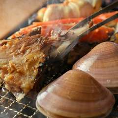 芳醇な香りがたまらない。ゲストの目の前で、旬魚や地魚を焼き上げる『ろばた焼き』