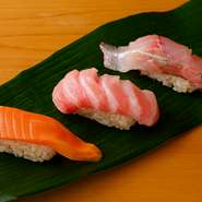 厳選した旬の魚介の3種盛り合わせ。鮮度抜群の味わいと歯ごたえを満喫できる逸品です。色彩豊かな組み合わせは美しく、視覚でも楽しませてくれます。ぜひ賞味あれ。