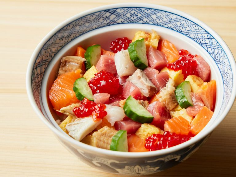 限定20食。その日オススメの海鮮を散りばめた、まるで宝石箱のような彩り『なまら旨い!海幸丼』