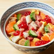 その日オススメの海鮮を散りばめた、まるで宝石箱のような彩り豊かな海鮮丼です。選び抜かれた旬の食材と、熟練の職人の技術が織りなすこだわりの逸品。ランチ限定20食なので、無くなり次第終了となります。