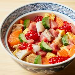 限定20食。その日オススメの海鮮を散りばめた、まるで宝石箱のような彩り『なまら旨い！海幸丼』
