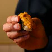 根室市は北海道の東端に位置し三方が海に囲まれていることから、根室花咲港では、濃厚な雲丹が毎年多く水揚げされます。その新鮮な雲丹が毎日産地から直送されます。鮮度抜群の一貫を堪能できます。