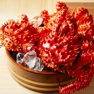 食材は“本質”を分かり合う、信頼する仲買から届きます。厳選された旬の鮮魚や豊洲市場の老舗から仕入れる天然まぐろ。また、北海道を中心とした産地直送の希少な地魚が楽しめます。写真は、根室ハナサキガニ。