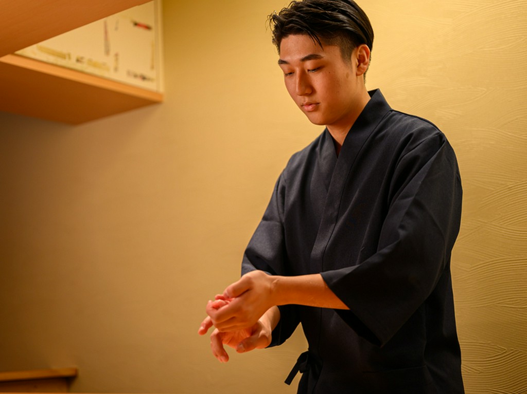 ゲストとの一期一会の縁を大切に、一貫一貫心を込めて握る日々