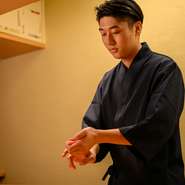 梶谷氏の地元である島根県は、縁結びの神様「出雲大社」が有名です。その地元にちなみ「人との出会いを大切に思っています」とのこと。ゲストと出会えた一期一会の縁を大切に、一貫一貫心を込めて握る日々です。