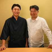 【なまら旨い！鮨道遊園本店】は、麻布【鮨心】元大将である中村導昌氏がプロデュース。北海道の旬魚や豊洲市場の老舗「天然まぐろ大善」より直送されるまぐろなど、素材の持ち味を活かした鮨を提供しています。