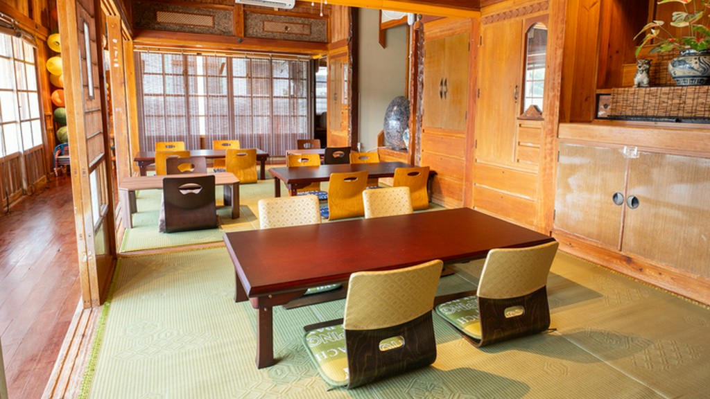 古き良き沖縄を存分に感じる。琉球畳の香り漂う心地よい空間