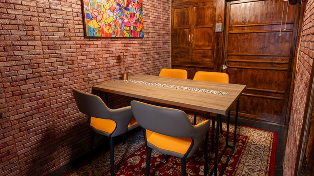 テーブル席の個室は、インバウンドや国内旅行者にオススメの空間