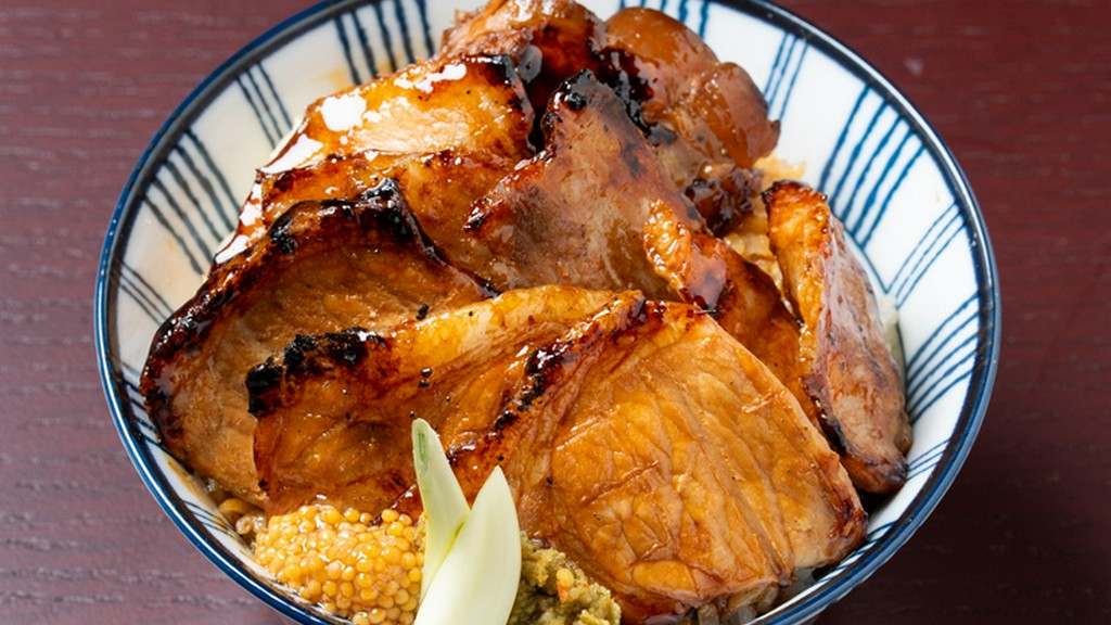 ランチタイムの看板メニュー。厳選された沖縄県産の豚肉を使用した『沖縄県産豚　しまぶた丼』