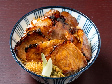 ランチタイムの看板メニュー。厳選された沖縄県産の豚肉を使用した『沖縄県産豚　しまぶた丼』