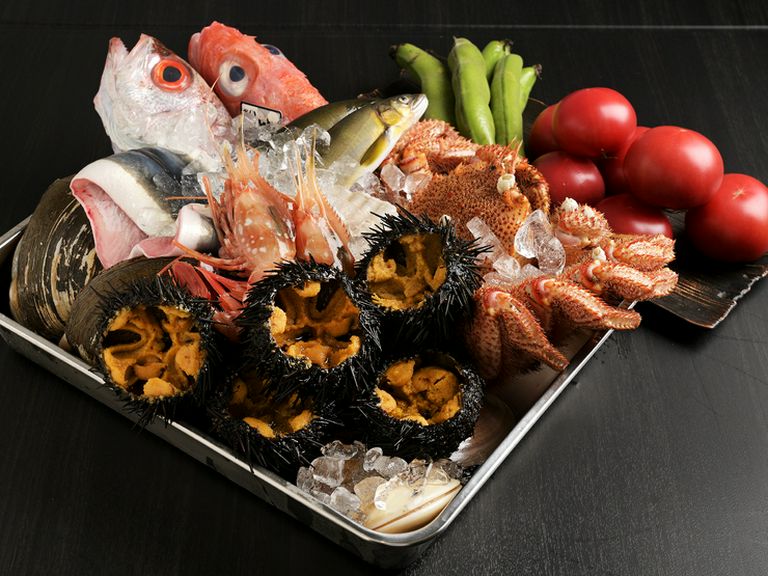 旬のおいしい天然魚の宝庫。四季折々の美味を多彩な皿で楽しめる