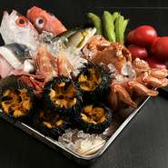 天然の鮮魚を中心に日本各地の旬食材を揃え、素材の持ち味を巧みに引き出した皿をコースと単品料理で提供。とくに、身近な魚から高級魚まで天然鮮魚が充実し、日本の魚のおいしさに思う存分ひたれます！