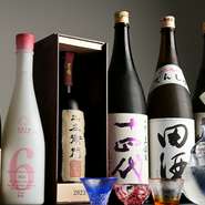 四季折々の食材と料理に合う日本酒を店主が選りすぐり、順次銘柄を入れ替えて、常時30種ほどを用意。全国の錚々たる銘酒が揃い、価格を抑えて提供しているのも【三大】ならでは。プレミアム酒も豊富です！