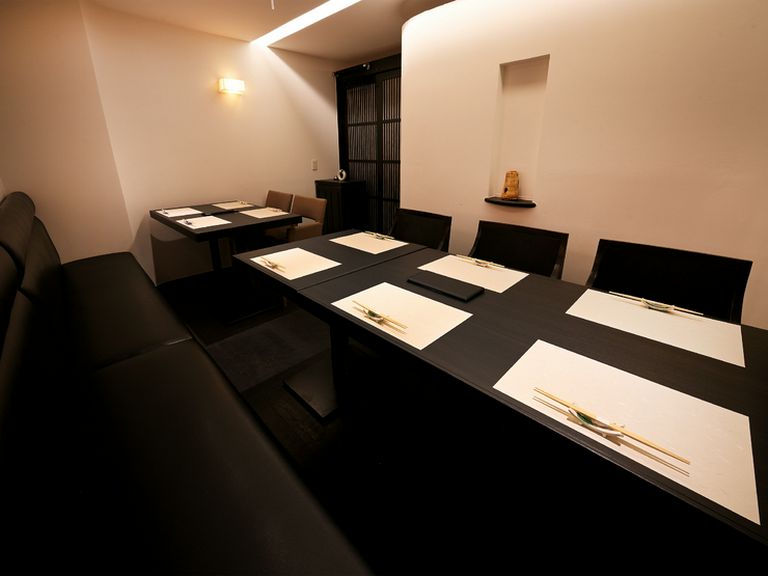 プライベート感を大切にしたいときに向く、シックな半個室を用意