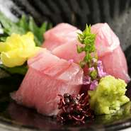 広いカウンター席があり、「居酒屋以上、割烹未満」の使い勝手の良さは、一人での食事や一人呑みにもぴったり。その日の仕入れに応じた単品料理や季節のお酒が充実し、お好みで気ままに楽しめます。
