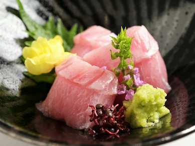 その時季一番のまぐろを吟味して供す『天然本まぐろのお造り』