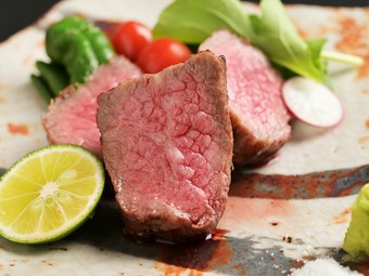 肉料理のおいしさも評判。絶妙な火入れの『黒毛和牛の網焼き』