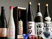 日本酒通の店主が選りすぐった日本酒が順次、銘柄を変えて登場。伝統的な銘酒から、新たな挑戦を続ける蔵元のお酒まで幅広い味わいが揃います。リーズナブルな価格なので、飲み比べも気軽に楽しめます。