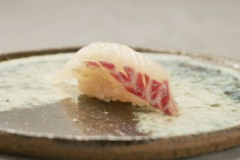 旬の鮮魚や食材を活かした握り鮨などを気軽に満喫。