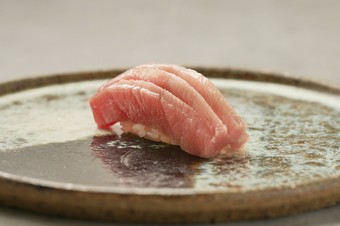 厳選された季節の海の恵みを活かした握りを存分に堪能。